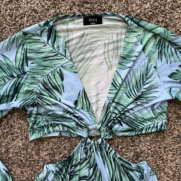 Vici Dress SIZE LARGE Palm Print with cutouts - Picture 2 of 5